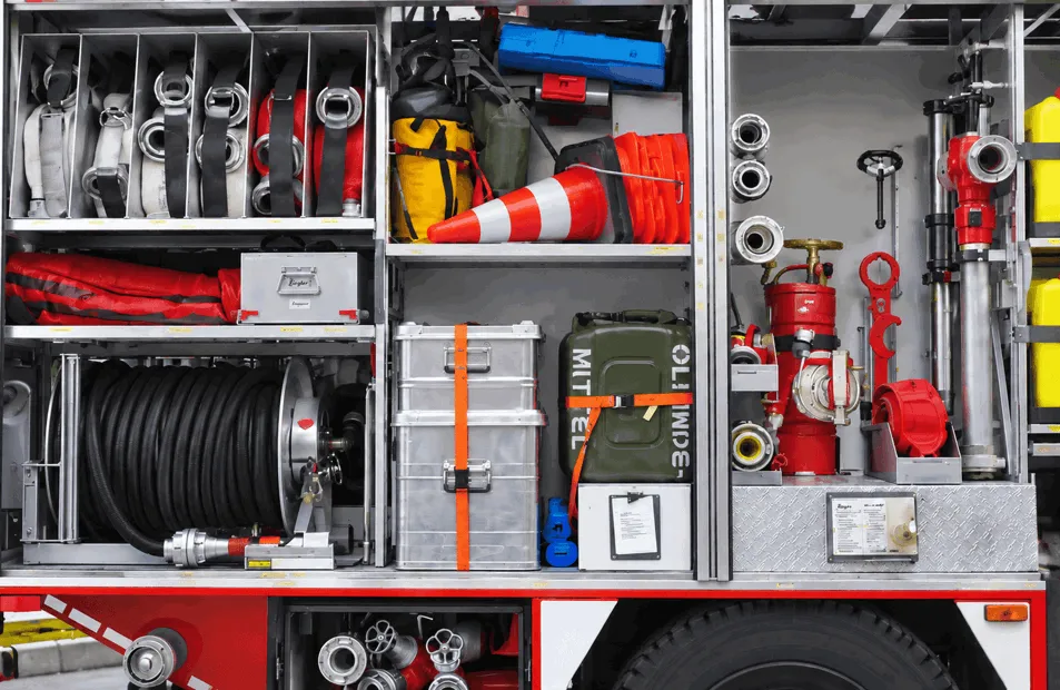 Attrezzature antincendio: manichette, raccordi e idranti nel vano di un mezzo dei vigili del fuoco